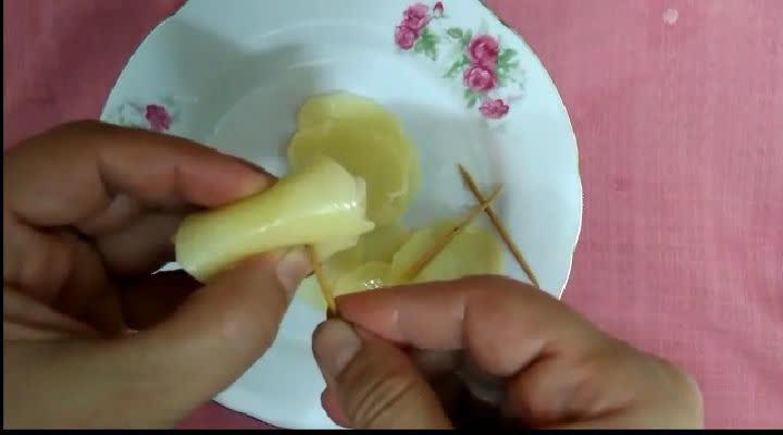 تزیین سیب زمینی - تثبیت گلبرگها با دوخلال دندان